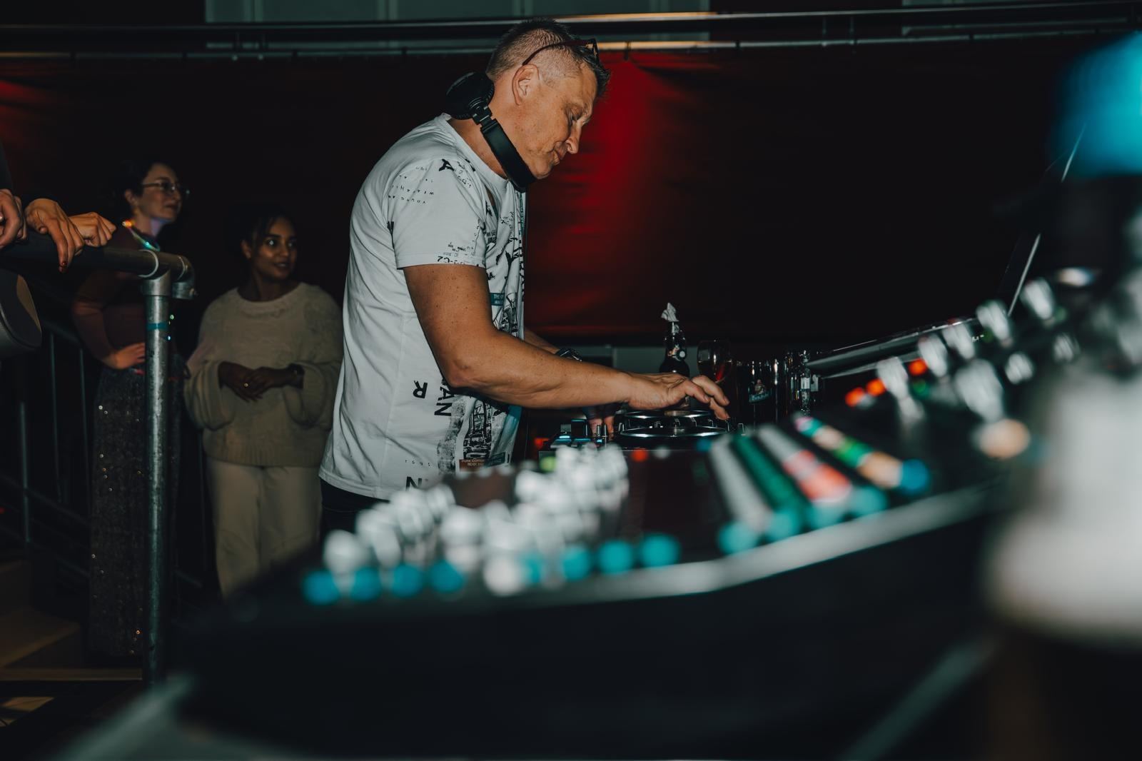 Paul im Club, im Hintergrund feiern die Gäste