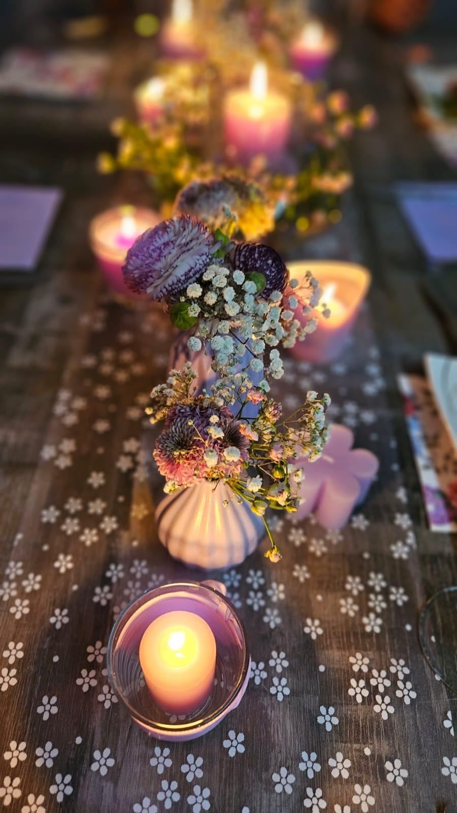 Tischdeko mit Kerzen und Blumen